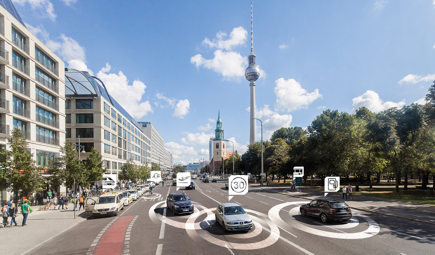 Straße in Berlin mit Blick auf den Fernsehturm