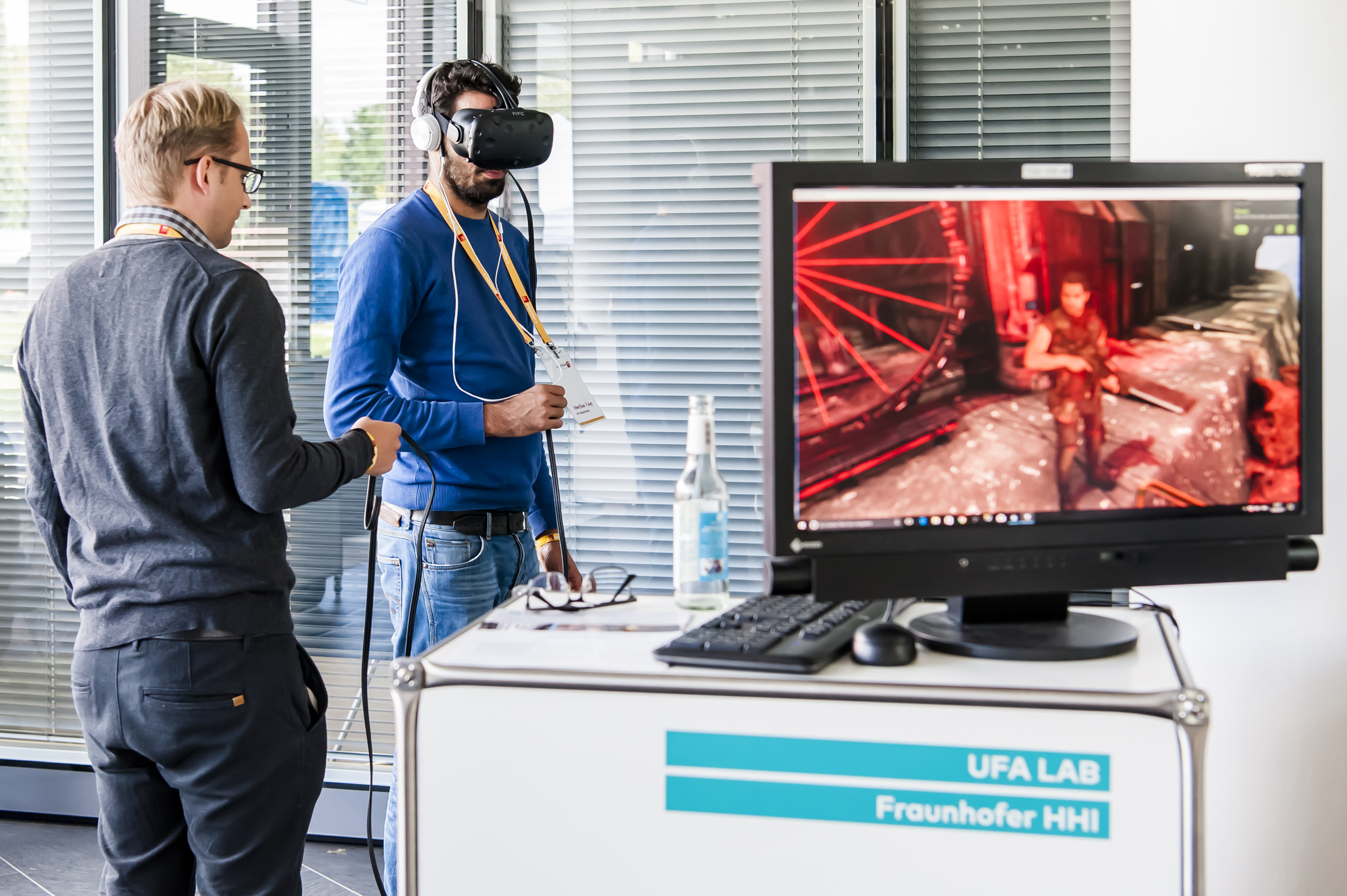 Personen an einem VR-Stand