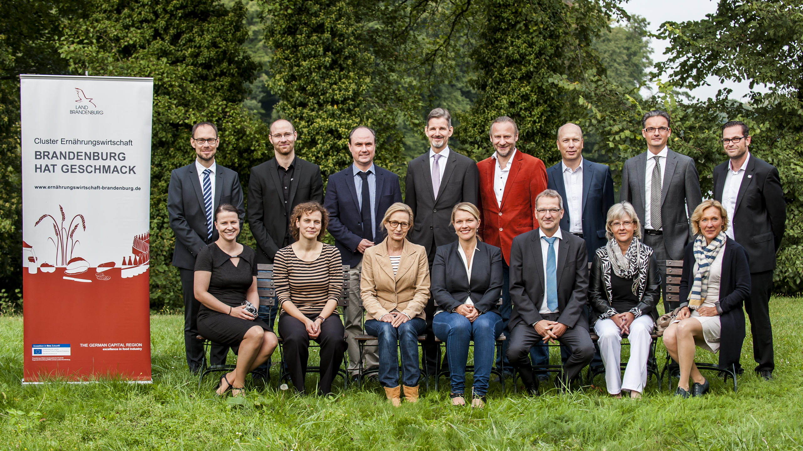 Portrait des Clusterbeirates auf einer Wiese vor Bäumen