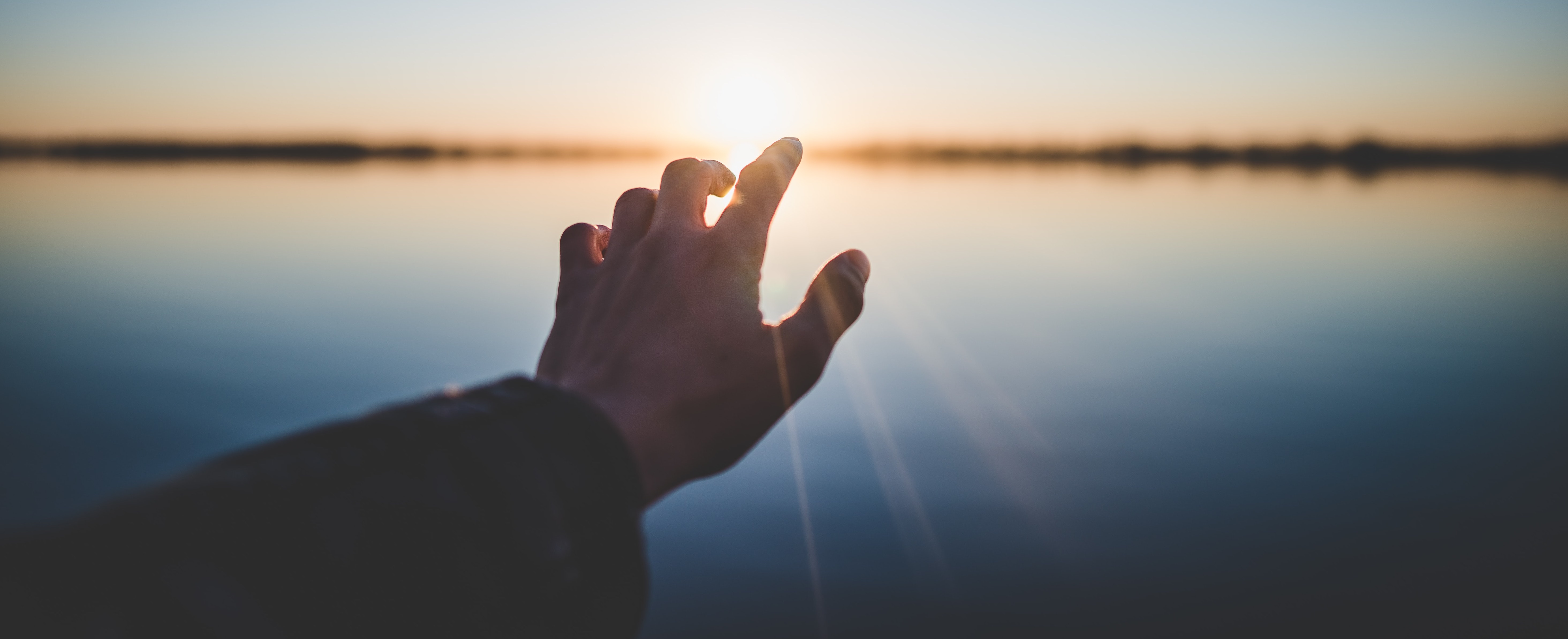 Hand im Sonnenuntergang