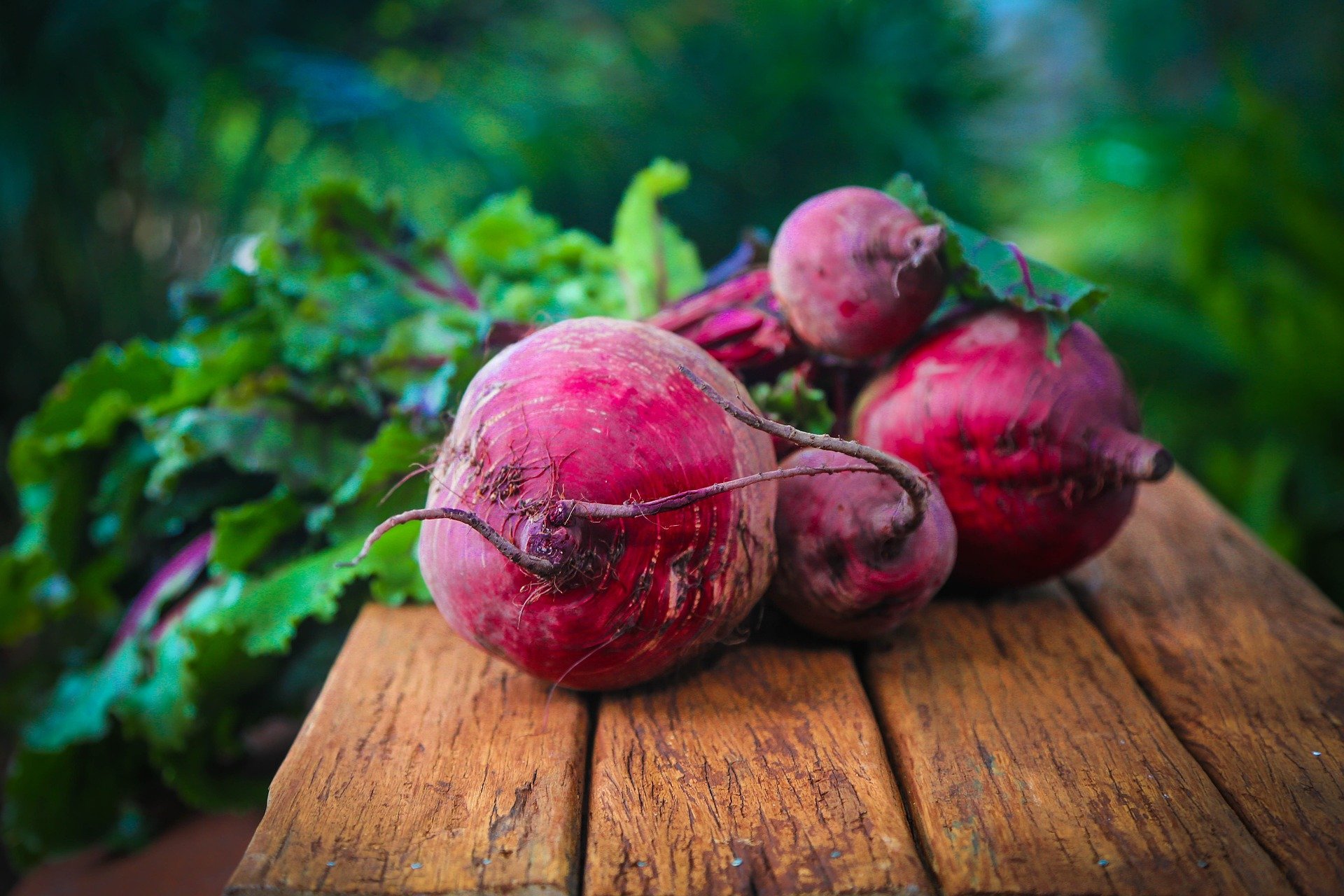 Rote Beete auf einem Holztisch