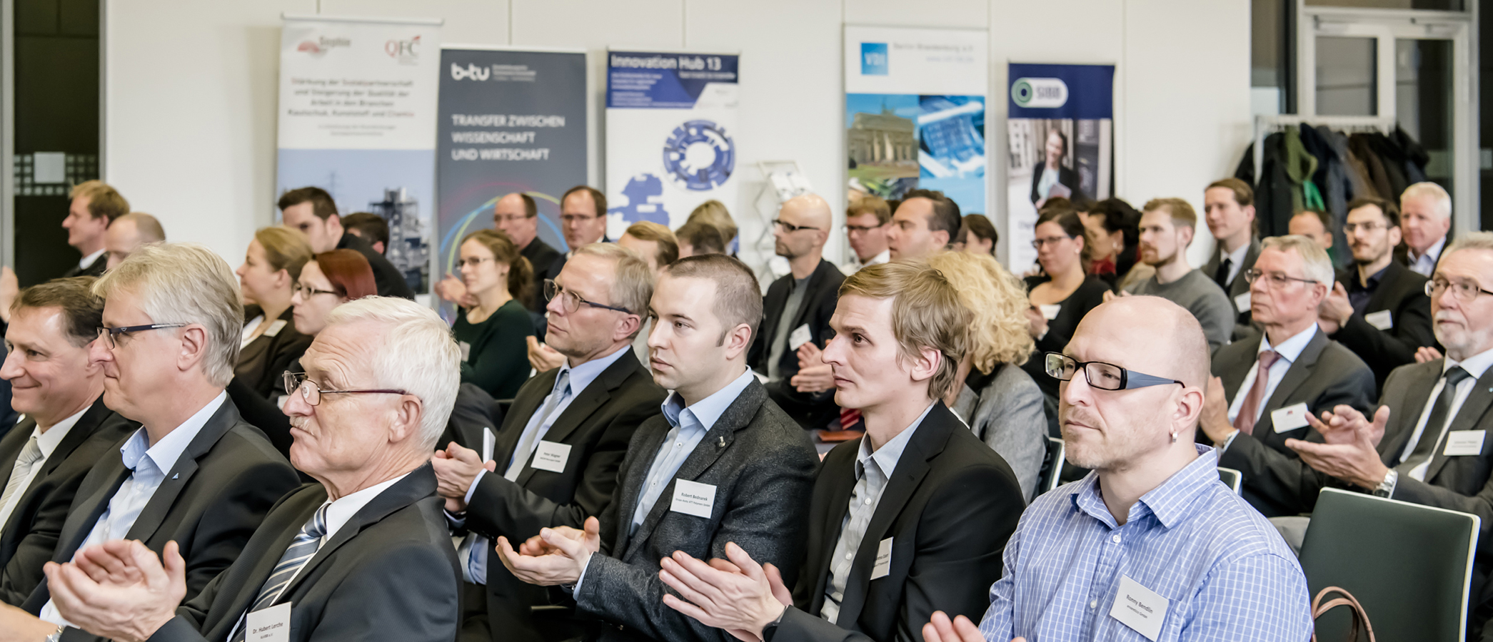 Publikum einer Konferenz klatscht