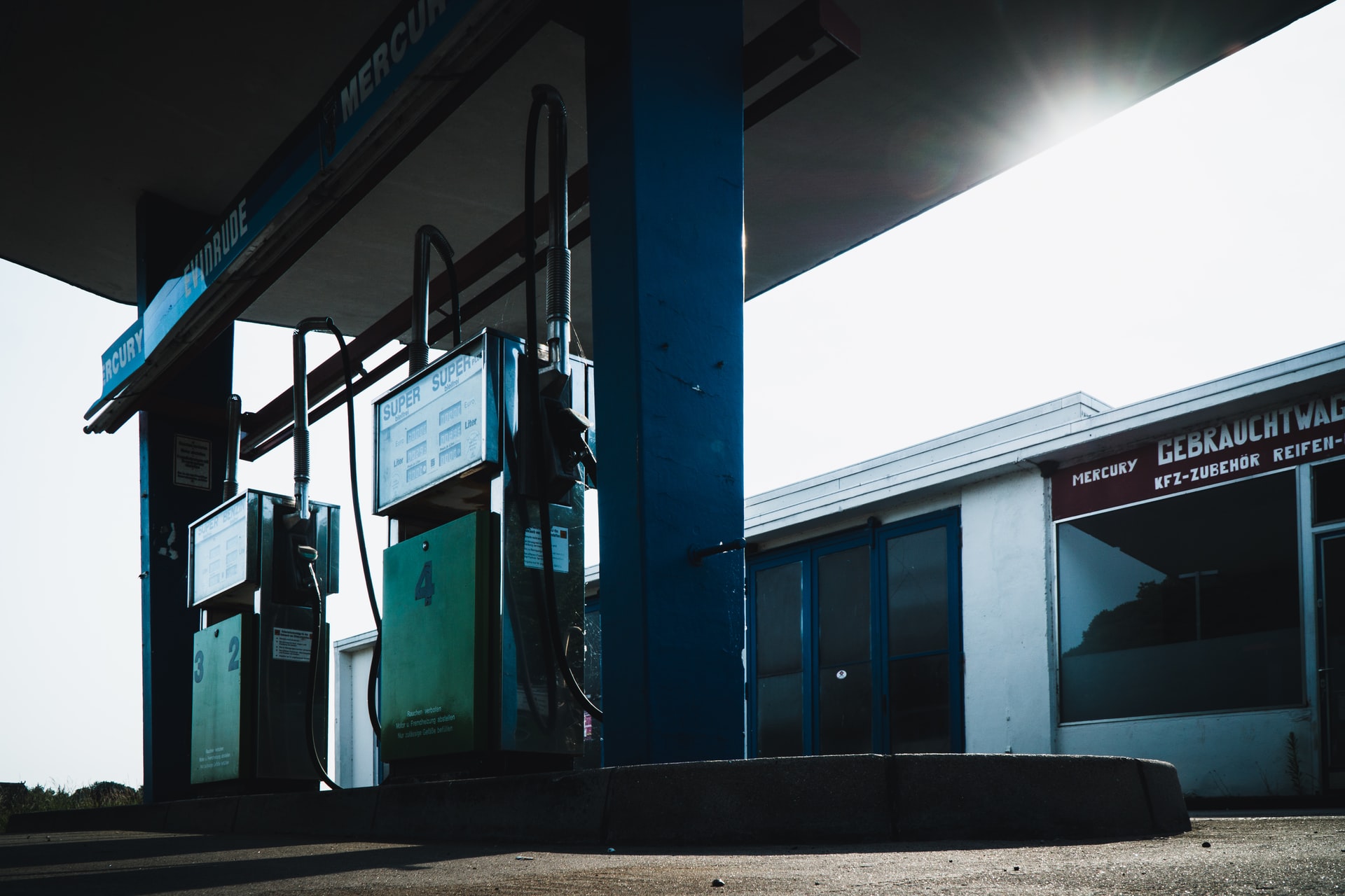 Tankstelle mit Zapfsäulen