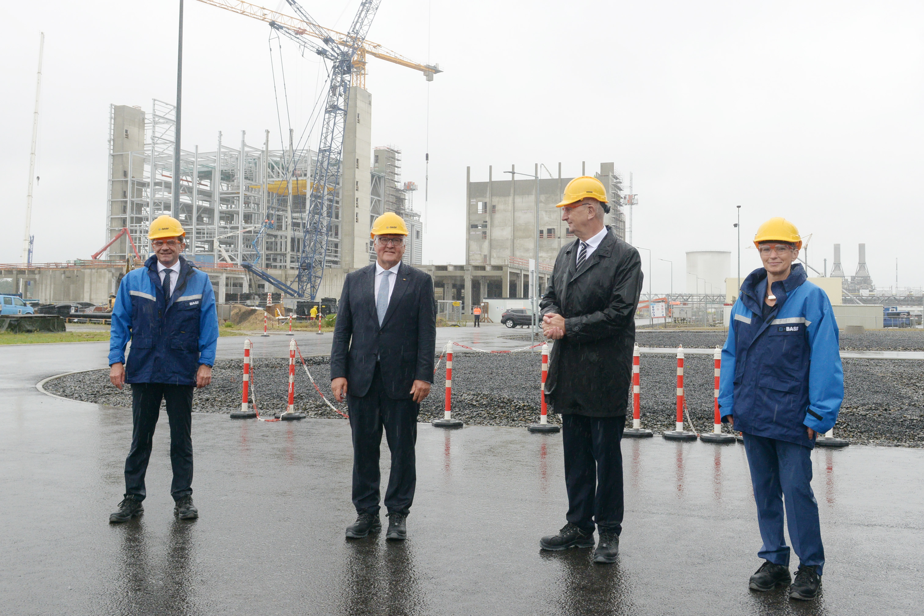 v.l.n.r.: Geschäftsführer Jürgen Fuchs besucht mit Bundespräsident Frank-Walter Steinmeier, Ministerpräsident Dr. Dietmar Woidke und BASF-Vorstandsmitglied Dr. Melanie Maas-Brunner die Baustelle der Fabrik für Kathodenmaterialien.