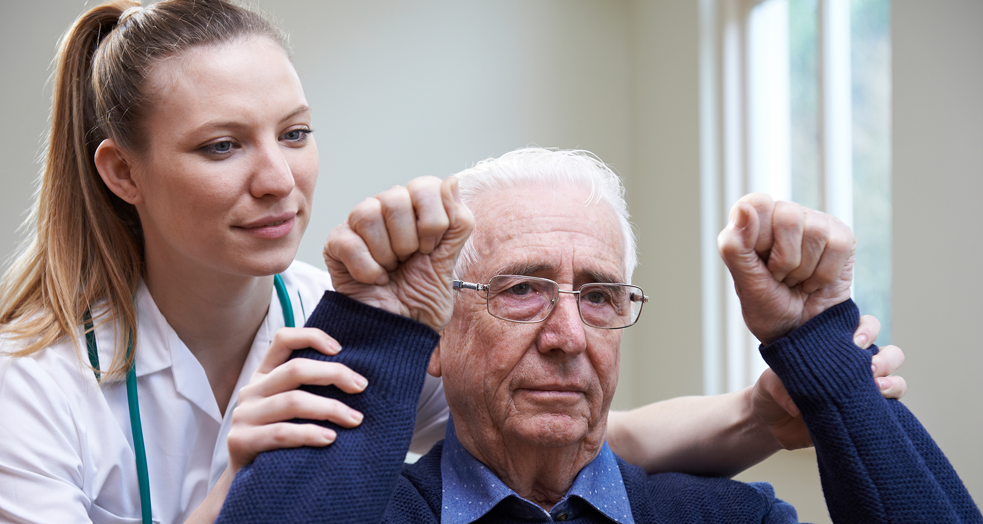 Krankenpflegerin macht Übung mit Schlaganfallpatient 