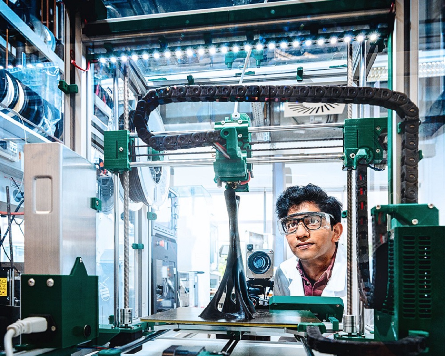 Dilip Chalissery entwickelt am Fraunhofer IAP die Prozesstechnik zum 4D-Druck