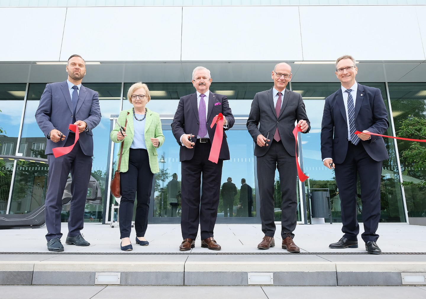 Einweihung des neuen Büro- und Laborgebäudes des Fraunhofer IAP am Standort Wildau. v.l.: Prof. Holger Seidlitz, Fraunhofer IAP / Leiter Forschungsbereich PYCO; Prof. Ulrike Tippe Präsidentin TH Wildau; Prof. Reimund Neugebauer, Präsident der Fraunhofer-Gesellschaft; Steffen Weber, Staatssekretär MWFK Brandenburg; Prof. Alexander Böker, Leiter Fraunhofer IAP.