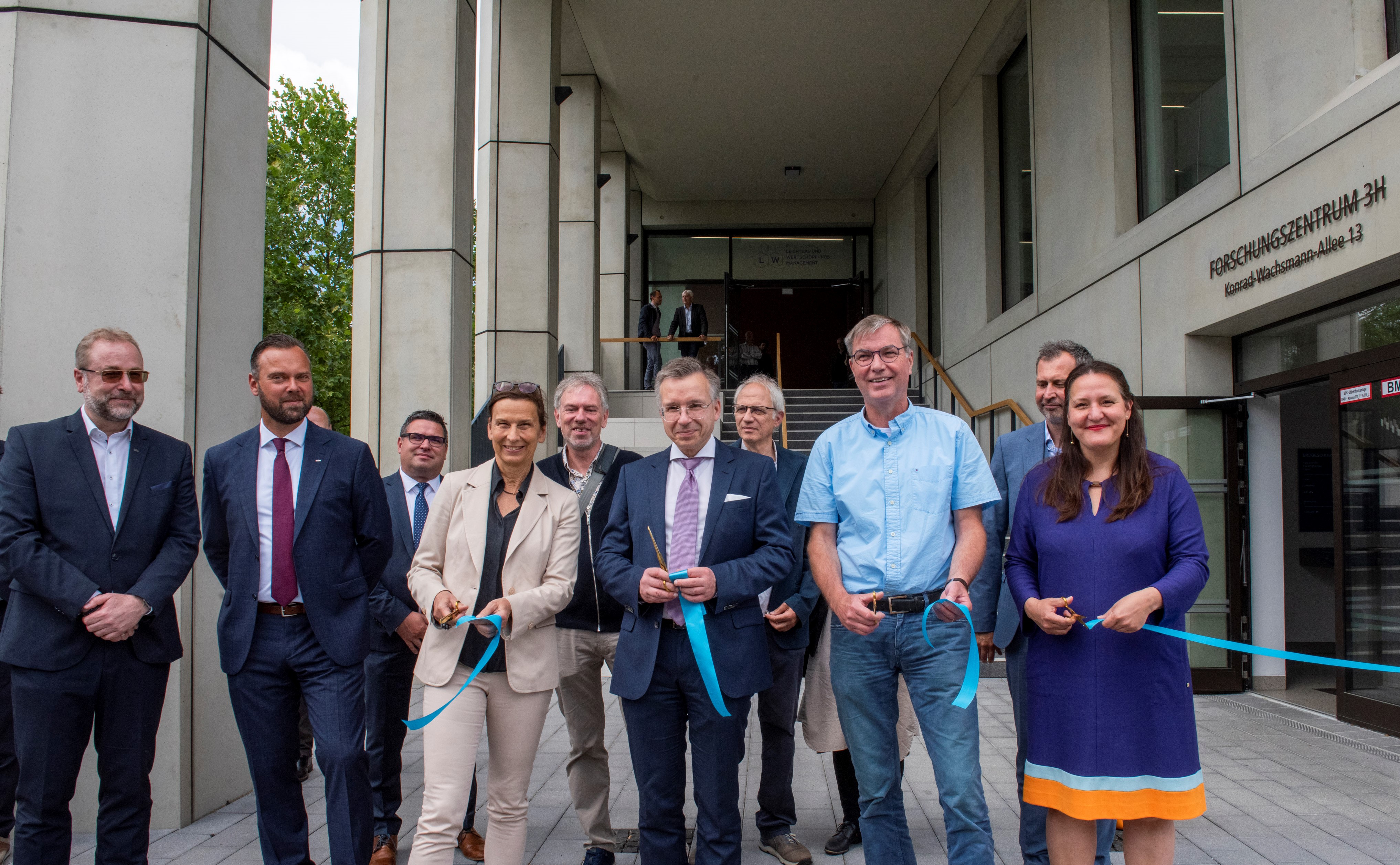 Feierliche Eröffnung des Forschungszentrums 3H mit (v.l.n.r.) Institutssprecher Prof. Dr. Herwig Winkler, Prof. Dr.-Ing. Holger Seidlitz, Fachgebiete Polymerbasierter Leichtbau und Füge- und Schweißtechnik, BTU-Präsidentin Prof. Dr. Gesine Grande, Finanzstaatssekretär Frank Stolper, Dekan Prof. Dr.-Ing. Georg Möhlenkamp und Brandenburgs Wissenschaftsministerin Dr. Manja Schüle