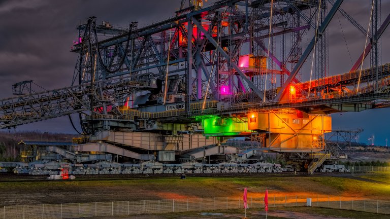 Blick auf farbig beleuchtete Förderbrücke