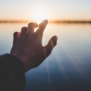 Hand im Sonnenuntergang