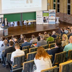 Blick auf den Konferenzsaal vom Plenum auf Podium 