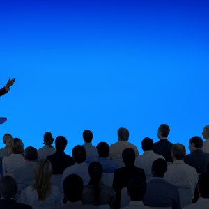 Blick auf Podium mit Schattenmenschen  