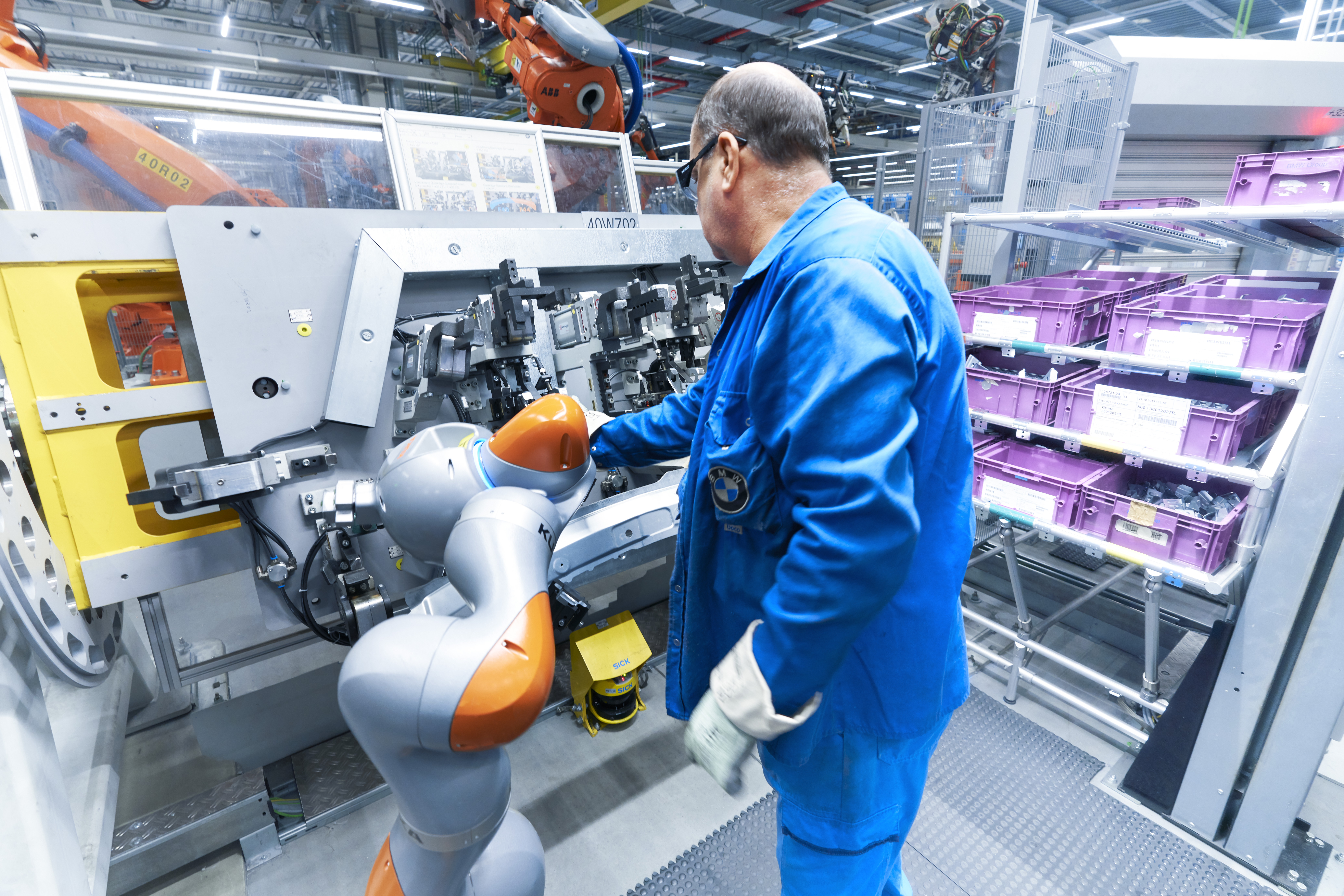 Mann arbeitet an einer Maschine