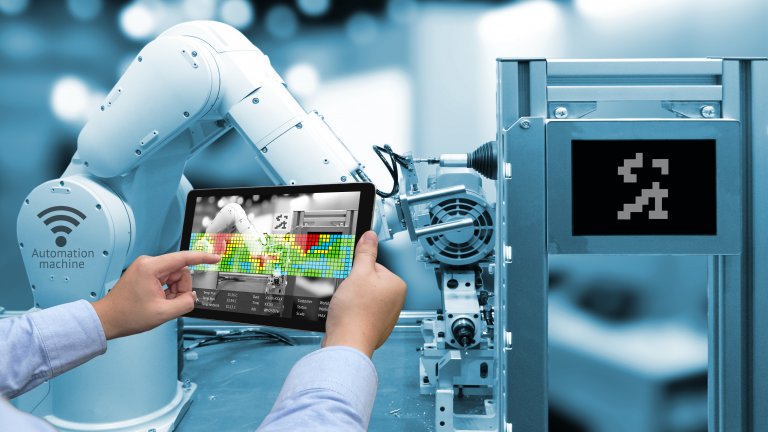 Wissenschaft Person bedient einen Roboter per Tabletsteuerung