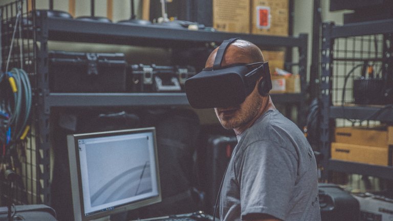 eine Person mit VR-Brille