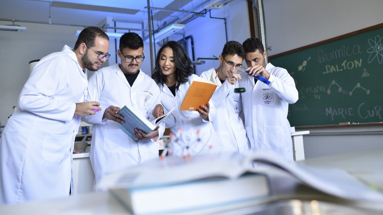 Junge Forscher im Labor