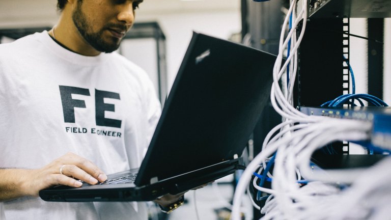 Ausländische Fachkräfte im Handwerk gesucht Mann an Laptop