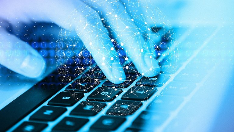 Hand auf Tastatur mit Netzwerk Hand auf Tastatur mit Netzwerk
