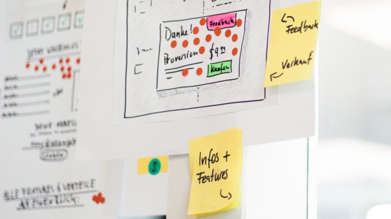KMU Prozesse visualisieren Post Its an Wand