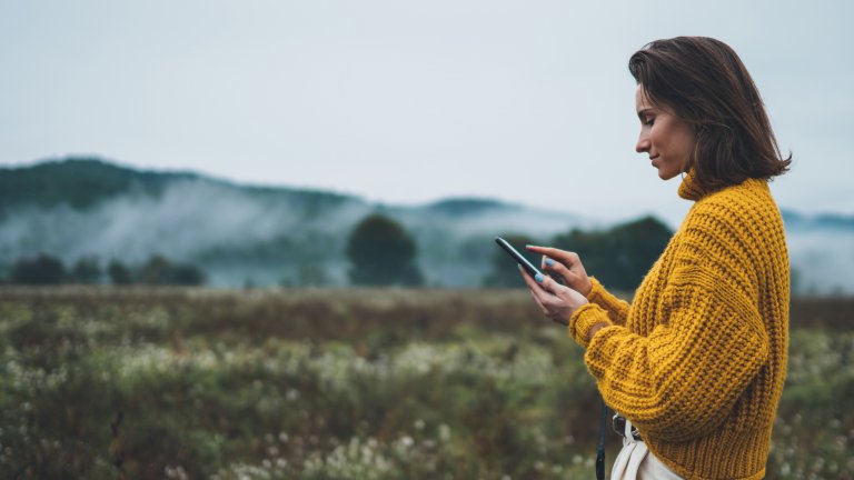 Frau mit Smartphone in der Natur