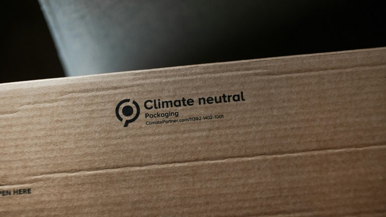 Pappkarton mit Aufschrift climate neutral