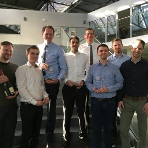 Gruppe von Männern mit Preis