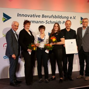 Personen vor Leinwand