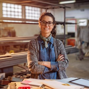 Frau in Werkstatt