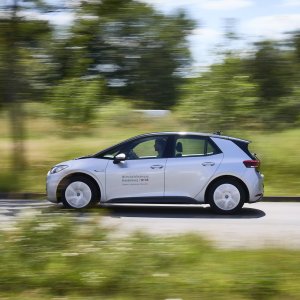 Seitenansicht eines fahrenden Elektroautos der WFBB